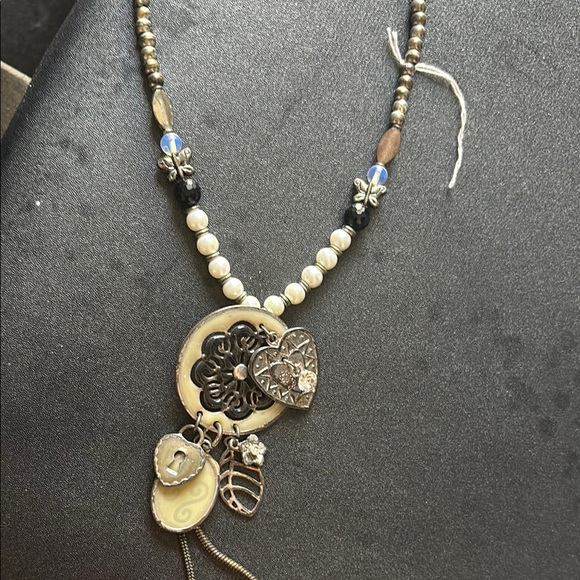 unknown Jewelry - Elegant Silver and Cream Pendant Necklace butterfly design hearts a cute one